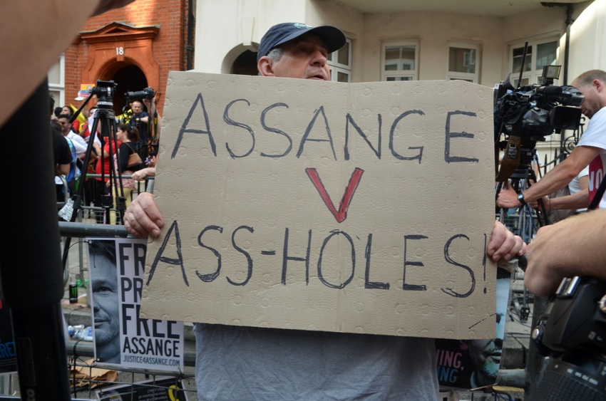 Lässt Biden Assange laufen?
