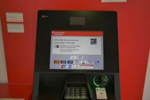 Bargeld wird zur Mangelware: Banken und Handel treiben die Abschaffung voran