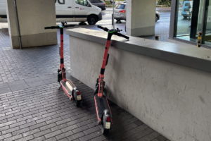 E-Scooter auf dem Gehweg einer Unterführung