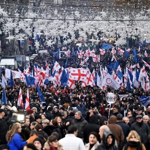 Demonstranten in Tiflis versuchen, die Polizeikette in der Nähe des Parlamentsgebäudes zu durchbrechen