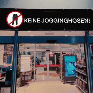 Erster Discounter verbietet Jogginghosen