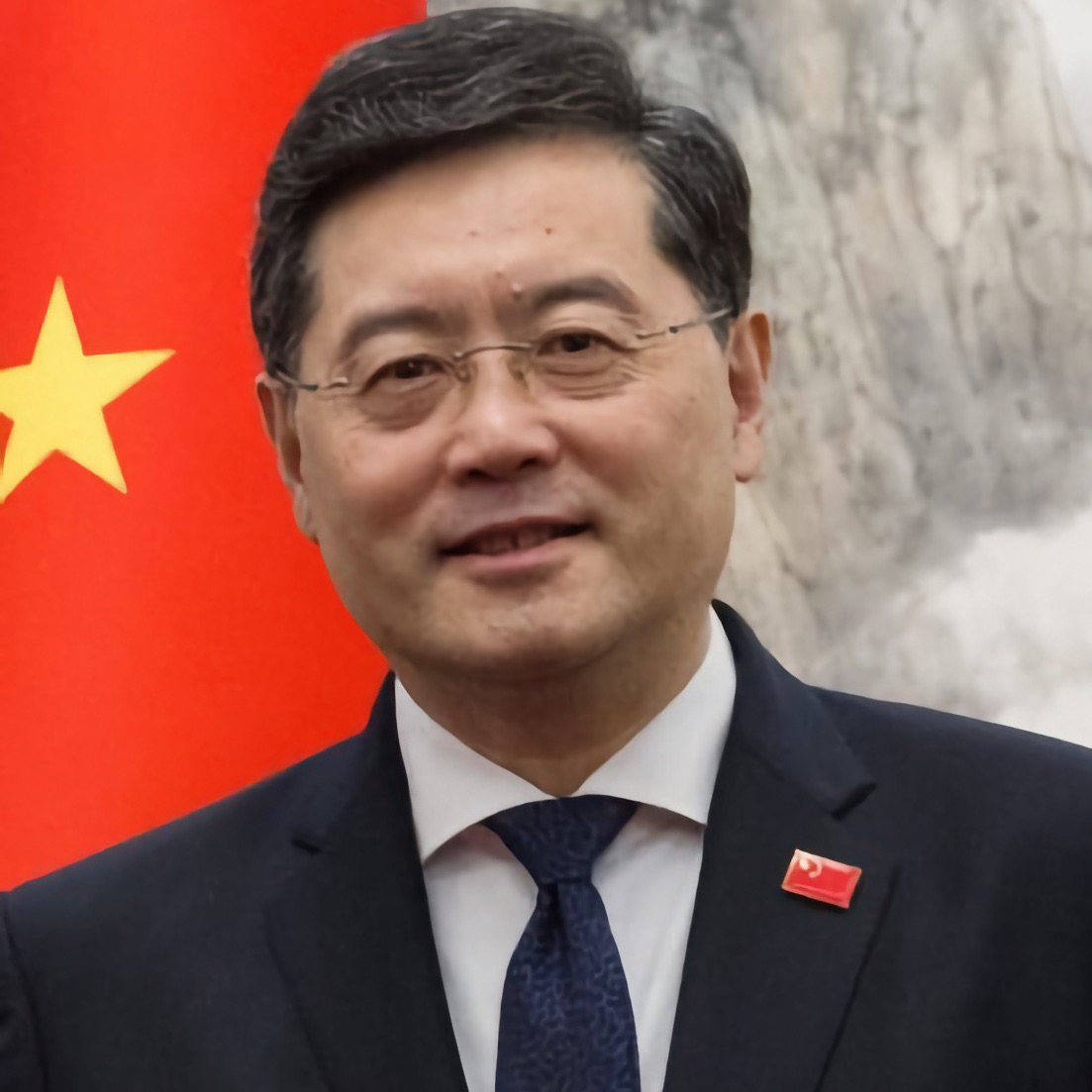 Wann kommt der chinesische Außenminister nach Berlin und rügt die politischen Schauprozesse in Deutschland?