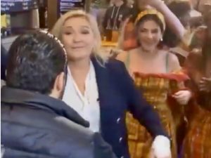 Marine Le Pen tanzt rechtsradikal