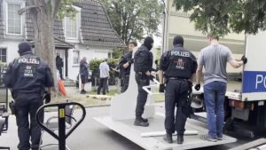 Compact: Der Eichentisch ist rechts, vom absurden Möbelraubzug