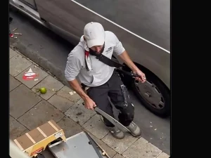 Mehrheit wollte es so: Macheten-Syrer legt Feuer und rast mit Auto in mehrere Geschäfte