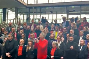 Bundestag: Die Linke grölt öffentlich Antifa-Parolen 