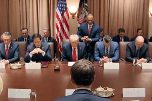 Trump eröffnet Kabinettssitzung mit Gebet – Ein Zeichen für Amerikas Werte 