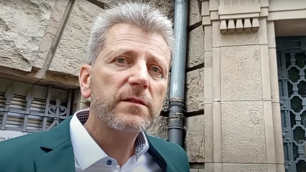 Friedenspianist Arne Schmitt im Gerichtssaal verhaftet