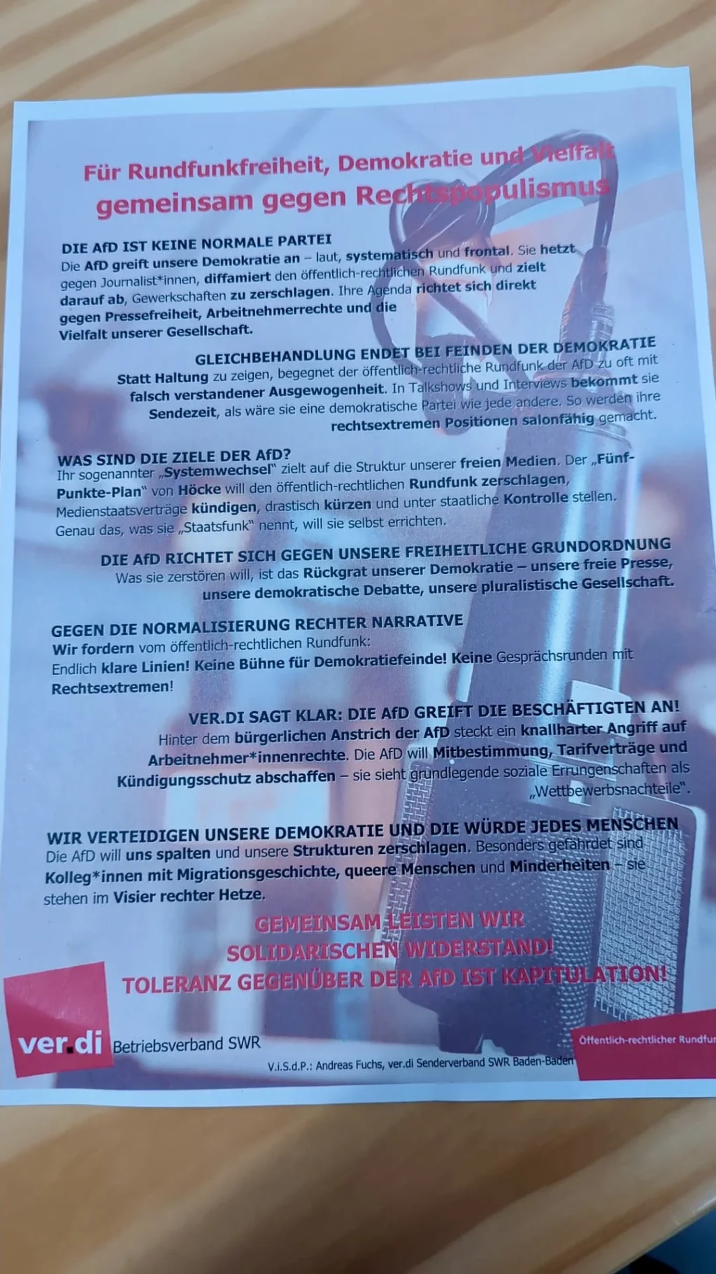 Ein ver.di-Flugblatt aus der SWR-Kantine in Baden-Baden, das sich gegen die AfD richtet und die Forderung nach Rundfunkfreiheit, Demokratie und Vielfalt betont. Es kritisiert die AfD als Feind der Demokratie und fordert, der Partei keine Sendezeit mehr zu geben.