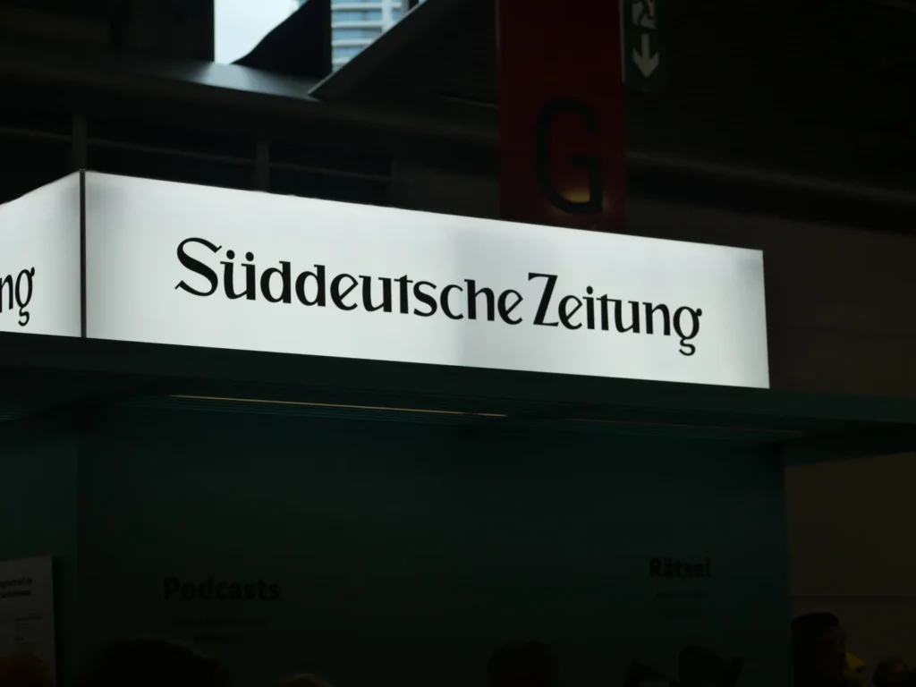 Messestand der Süddeutschen Zeitung auf der Buchmesse, beschriftet mit dem Namen der Zeitung.