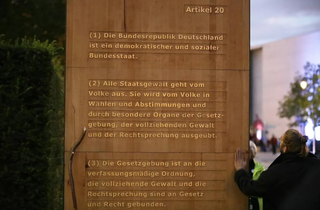 Artikel-20-Skandal erreicht Karlsruhe: Vernichten sie jetzt sogar die Verfassung?