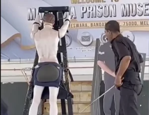 Öffentliche Auspeitschung als Strafe und Abschreckung