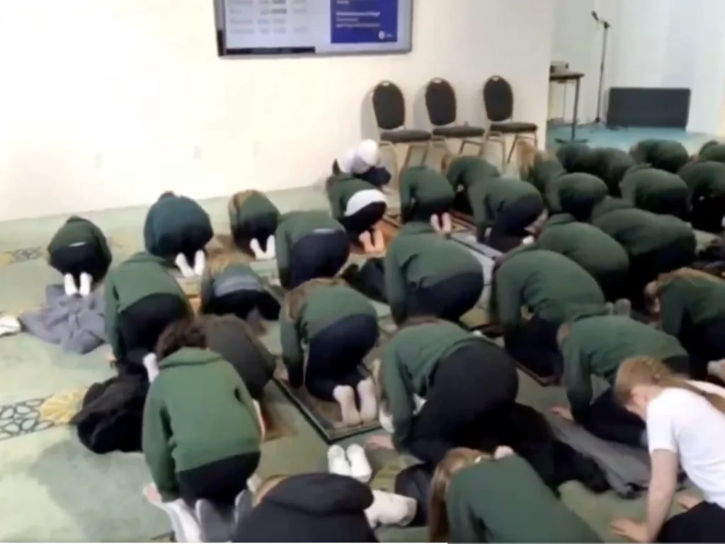 GB: So werden Schulkinder gezwungen, islamische Bräuche zu erlernen