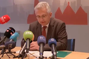 Frankfurt: Skandalbelasteter Ex-OB soll Comeback mit Unterschriften von Toten versucht haben