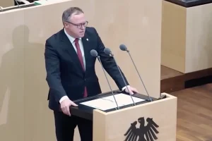 Thüringen: Ministerpräsident Voigt soll Doktortitel verlieren