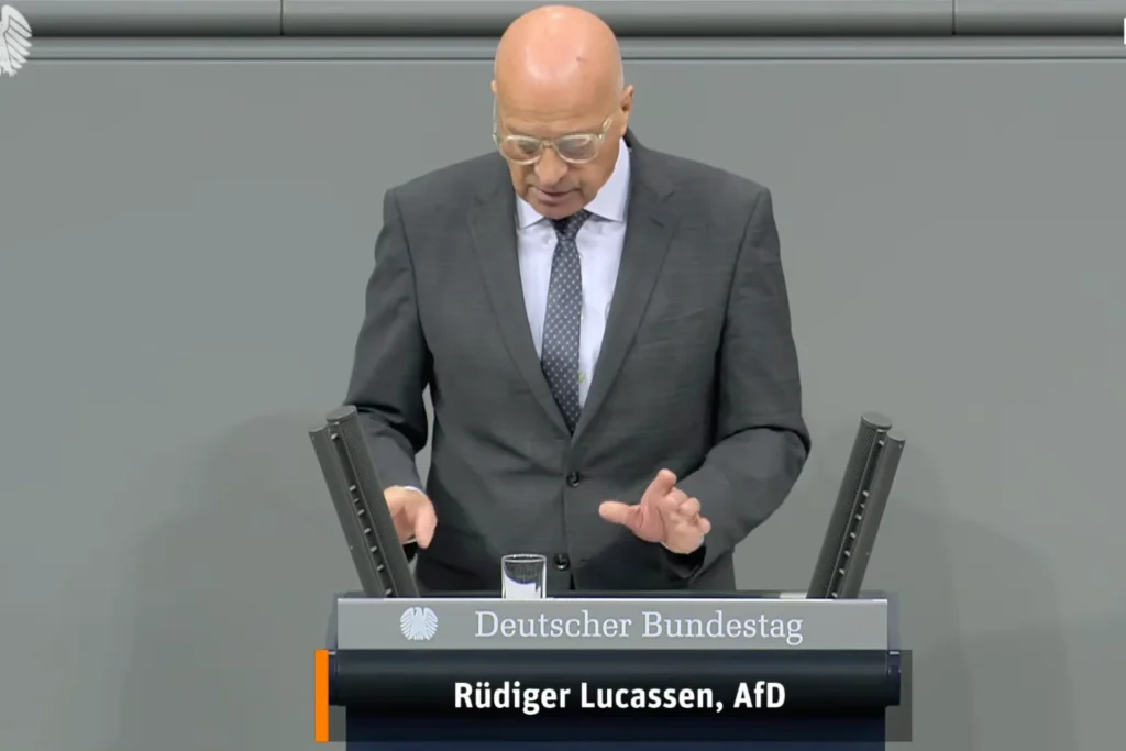 Aggressives Aufrüstungspapier gegen Russland: Wann schmeißt die AfD den Lucassen raus ?