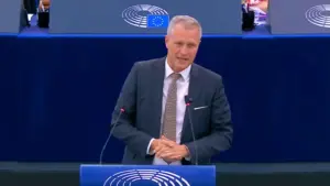 Bystron dreht den Spieß um: EU-Abgeordneter verklagt NGO auf eine Million
