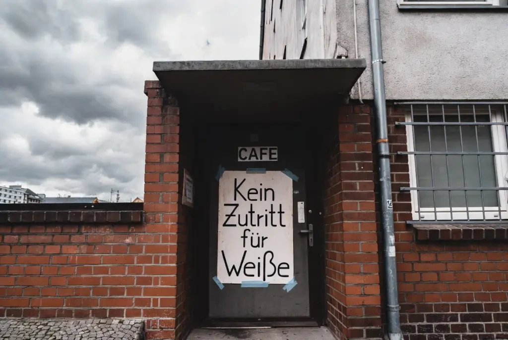 Weiße nicht erwünscht: Berliner Café kassiert 662.450 Euro aus „Demokratie leben!“