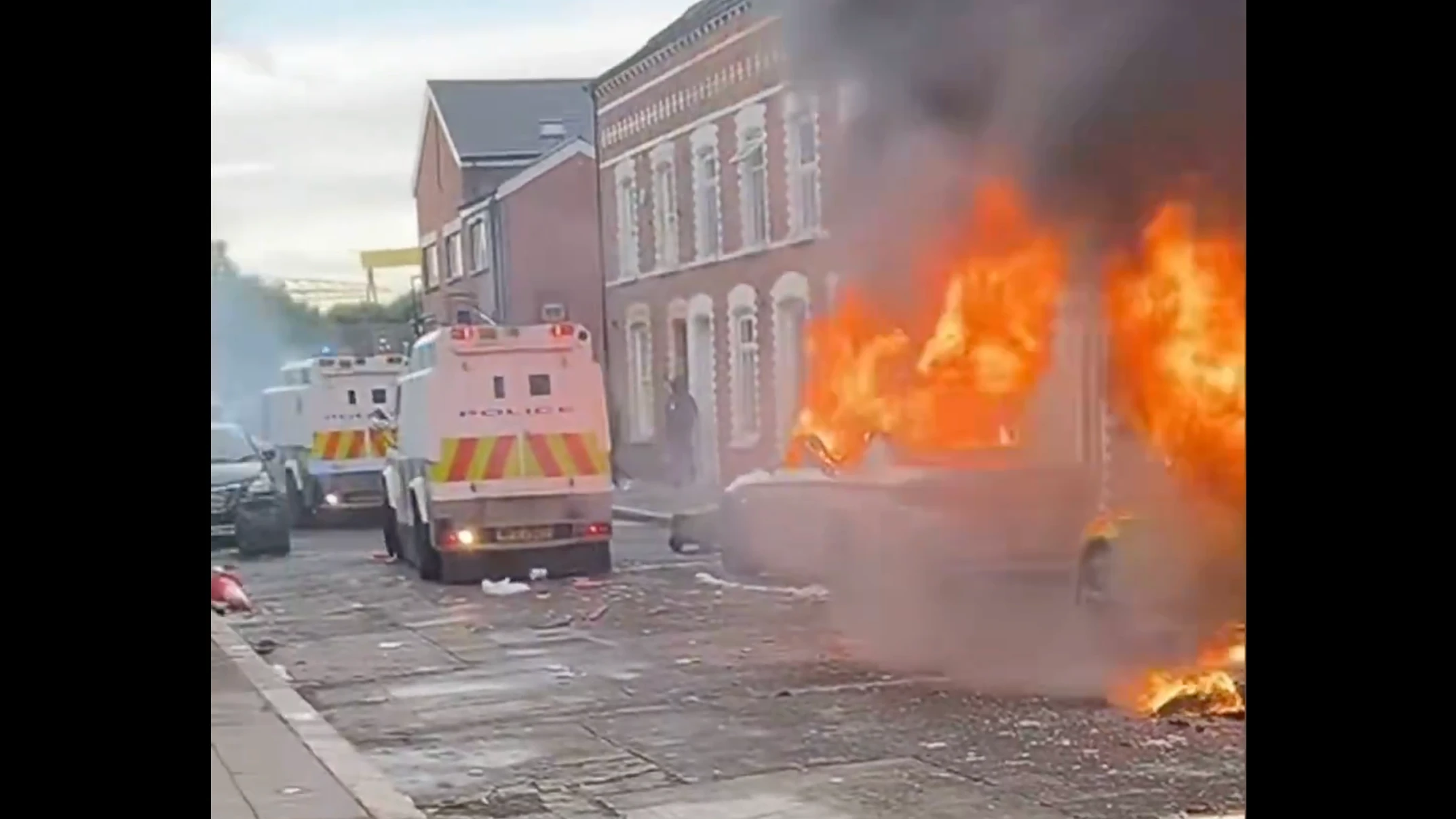Belfast nach brutalem Messerangriff: Bus brennt, Häuser attackiert, Regierung ruft zur Ruhe